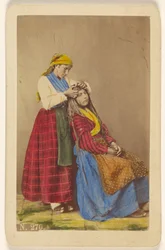 [Une femme plus âgée coiffe une femme plus jeune].