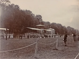 Policier sur un hippodrome pendant une course de chevaux
