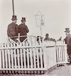 Course de spectateurs dans le parc des Cascine : Max Stiozzi Marquis, Marquis Malaspina Azzolino, Arnaldo Pozzolini et le député Marquis Torrigiani