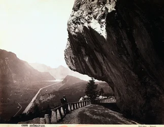 Une route dans les montagnes du col du Brünig, en Suisse