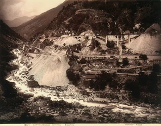 Un tronçon de la voie ferrée du Saint-Gothard entre Giornico et Biasca