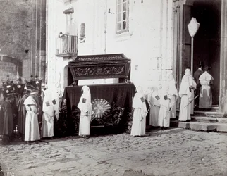 Procession funéraire de la Congrégation de San Francesco à Naples. Au premier plan, devant une église, de nombreux 