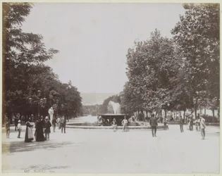 Place avec une fontaine et des promeneurs à Naples