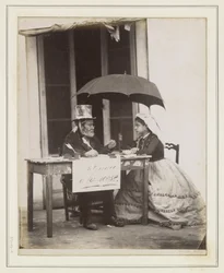 Écrivain avec une jeune femme à une table dans une rue en Italie