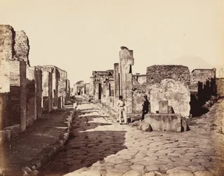 Strada di Sallustio, Pompei (Rue de Sallustio, Pompéi), c. 1870 (photo)