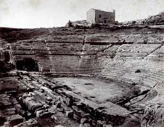 Les vestiges du théâtre grec à Syracuse dans le parc monumental de Néapoll. Au premier plan, l