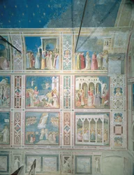 Vue des fresques sur le mur gauche, c.1303-05 (post-restauration)