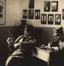 Alfredo Trombetta radiologue avec un homme en uniforme militaire, dans le département radiologique de l