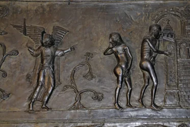 Art ottonien : Adam et Ève expulsés du Paradis. Vers 1015. Sculpture sur l