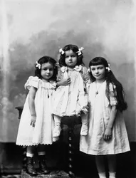 Portrait en studio de trois enfants