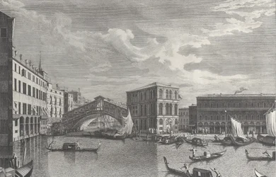 Le pont du Rialto, Venise, avec des bateaux et des gondoles dans l
