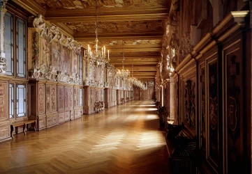 Architecture de la Renaissance : vue de la galerie de François Ier au château de Fontainebleau réalisée par Rosso Fiorentino avec la collaboration de Primatice à partir de 1523
