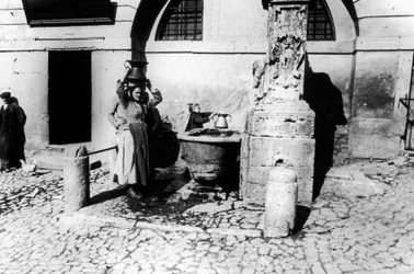 Femmes à une fontaine