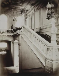 Le palais Stroganov à Saint-Pétersbourg. Le grand escalier avec vestibule inférieur