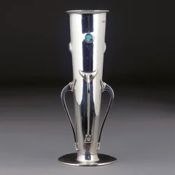 Un vase en argent et turquoise Cymric, 1901