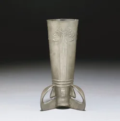 Un vase en étain Tudric