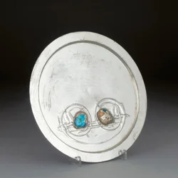 Une assiette en étain anglais avec des émaux turquoise