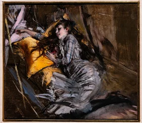 Jeune fille allongée en robe écossaise