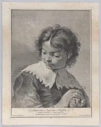 Garçon avec un col en dentelle tenant un fruit dans ses mains