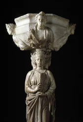 Bénitier à la colonne décorée des trois vertus théologales et une cuve décorée des bustes des quatre vertus cardinales (détail) Sculpture de Giovanni Pisano