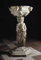Bénitier au pilier décoré des trois vertus théologales et à la cuve décorée des bustes des quatre vertus cardinales, 13ème siècle