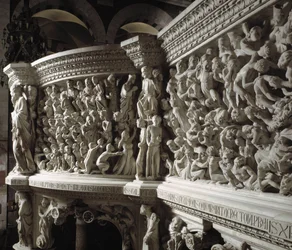 Détail de la chaire réalisée par Giovanni Pisano (1248-1314) : le Christ juge entre les élus et les damnés (détail)