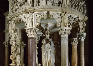 Vertus théologales et Hercule à gauche (détail) de groupes sculptés soutenant la chaire. Sculpture en marbre de Giovanni Pisano (1248-1314). 1302-1311 Cathédrale de Pise (Duomo di Santa Maria Assunta di Pisa), Italie