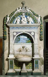 Fontaine décorée avec un haut-relief en marbre et terre cuite par Giovanni della Robbia (1469-1529) 1498. Sacristie de Santa Maria Novella, Florence