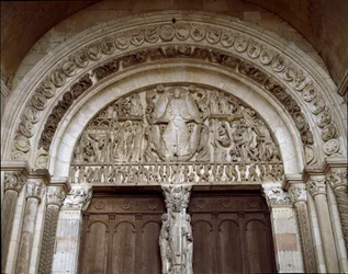Art roman : tympan sculpté représentant le jugement dernier. Sculpture de Maître Gislebertus (vers 1130-1140). Cathédrale Saint-Lazare