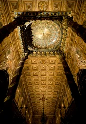 Vue du plafond avec caissons en bois marqués et dorés par Giuliano da Sangallo et maître-autel réalisé par l