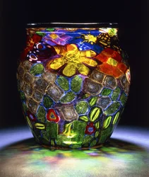 Un vase en verre murrhin, avec quatre papillons, fleurs et feuilles, c.1918