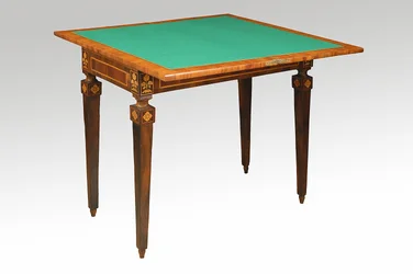 Table avec dessus vert