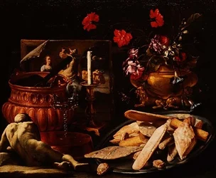 Nature morte avec des fleurs dans une urne dorée, une peinture et des gâteaux sur un plateau