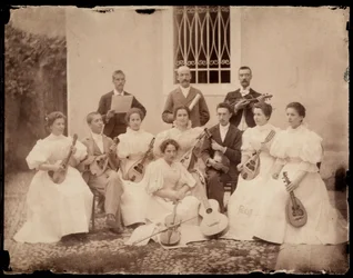 Portrait de groupe de musiciens assis, vers 1900