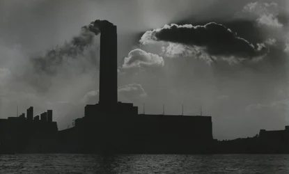 Centrale électrique au bord de la Tamise, Londres années 1950