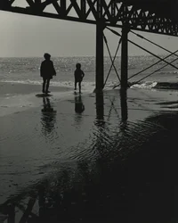 Deux enfants jouant à la plage