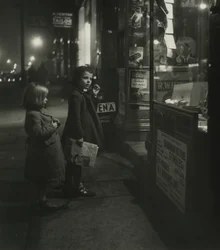Deux petites filles en manteaux d