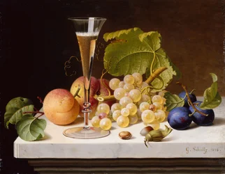 Raisins, pêches, prunes, noix et un verre de champagne sur une corniche en marbre