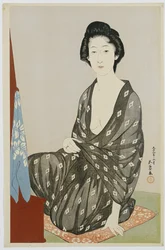 Une beauté en kimono noir à motifs hanabishi blancs, assise devant un miroir, 1920