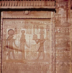 Relief représentant un pharaon faisant une offrande à Hathor et Horus, provenant de la maison de naissance romaine, ou Mammisi, à Dendera, vers 125 av. J.-C.-60 apr. J.-C.