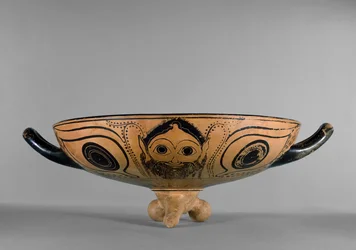 Coupe à figures noires attique décorée d