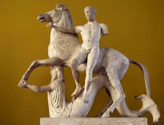 Dioscure et cheval soutenus par un Triton, marbre de Paros, décoration sculpturale de la façade ouest du temple du district de Marasa, Locri, Calabre, Italie, civilisation grecque, 5e-4e siècle av. J.-C.