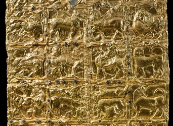 Feuille avec décoration en relief de Delphes (or) (détail)