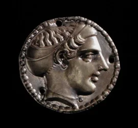 Applique en or représentant une tête féminine portant un sakos, de Kerch, 5ème siècle