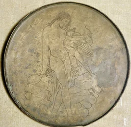 Art grec : Aphrodite et Éros. Miroir en bronze. 350 av. J.-C., Musée du Louvre