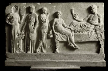 Art grec : bas-relief votif en marbre dédié à Dionysos Bacchus par des comédiens. Il représente « Les Bacchantes » d