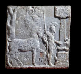 Art grec : stèle en marbre décorée d