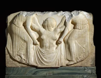 Art grec : la naissance de Vénus sortant des vagues soutenue par les Heures