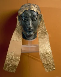 Tête du dieu Apollon, aux cheveux bouclés