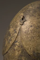 Casque avec applique phallique, chalcidien (détail)